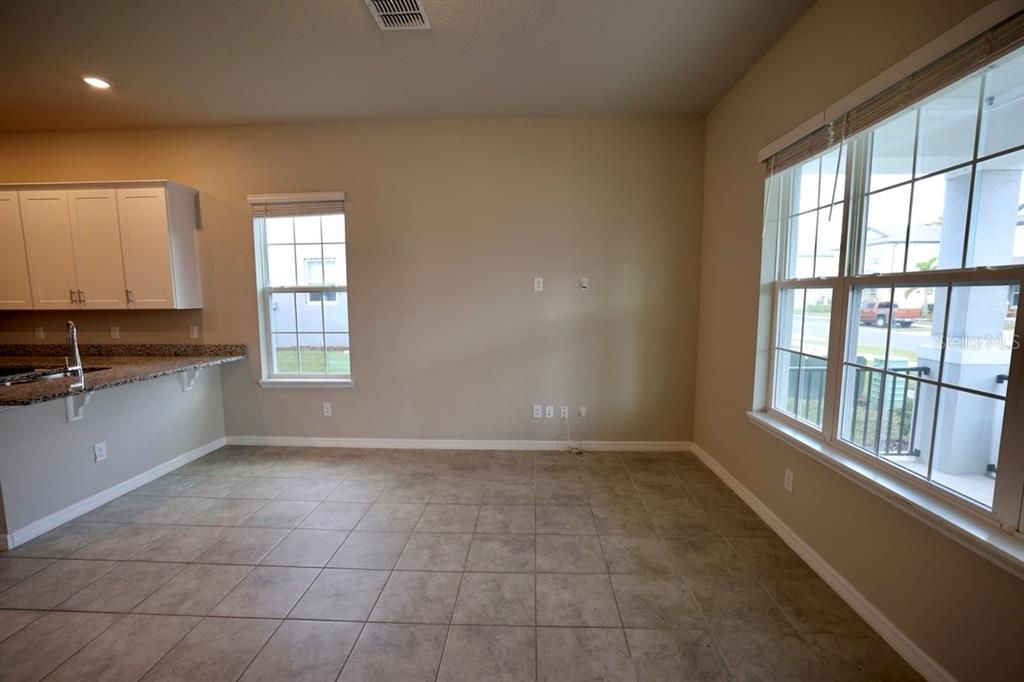 En Venta: $330,000 (4 camas, 2 baños, 2101 Pies cuadrados)