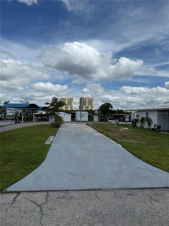 На продажу: $43,000 (0.08 acres)