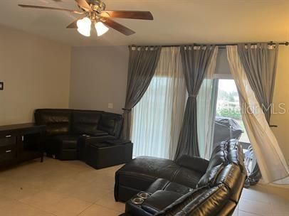 合同活跃: $1,825 (3 贝兹, 2 浴室, 1724 平方英尺)