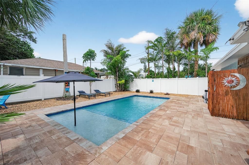 合同活跃: $1,049,900 (3 贝兹, 2 浴室, 1678 平方英尺)