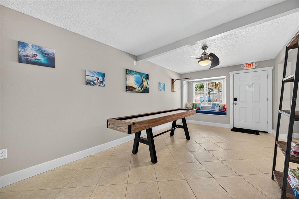 合同活跃: $1,049,900 (3 贝兹, 2 浴室, 1678 平方英尺)