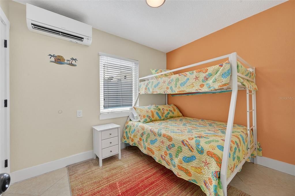 合同活跃: $1,049,900 (3 贝兹, 2 浴室, 1678 平方英尺)