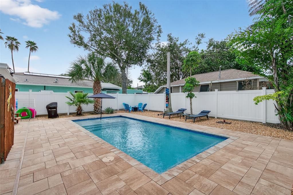 合同活跃: $1,049,900 (3 贝兹, 2 浴室, 1678 平方英尺)