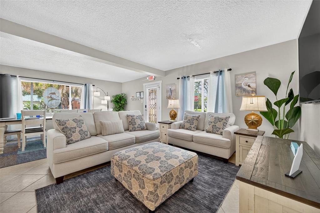 合同活跃: $1,049,900 (3 贝兹, 2 浴室, 1678 平方英尺)