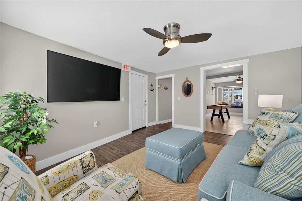 合同活跃: $1,049,900 (3 贝兹, 2 浴室, 1678 平方英尺)