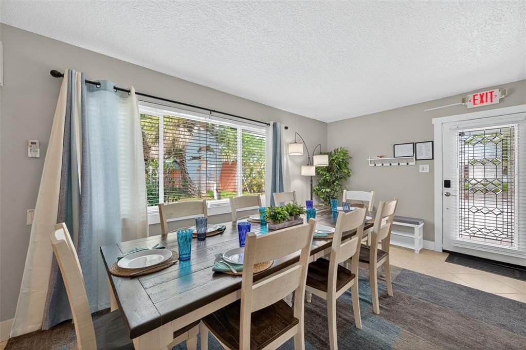 合同活跃: $1,049,900 (3 贝兹, 2 浴室, 1678 平方英尺)