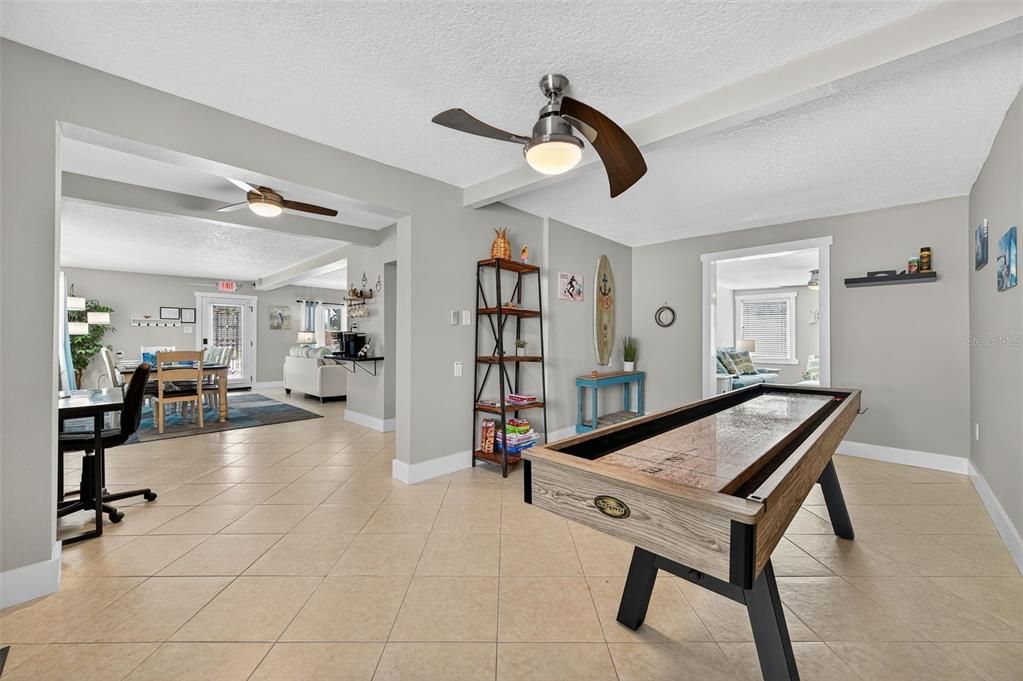 合同活跃: $1,049,900 (3 贝兹, 2 浴室, 1678 平方英尺)