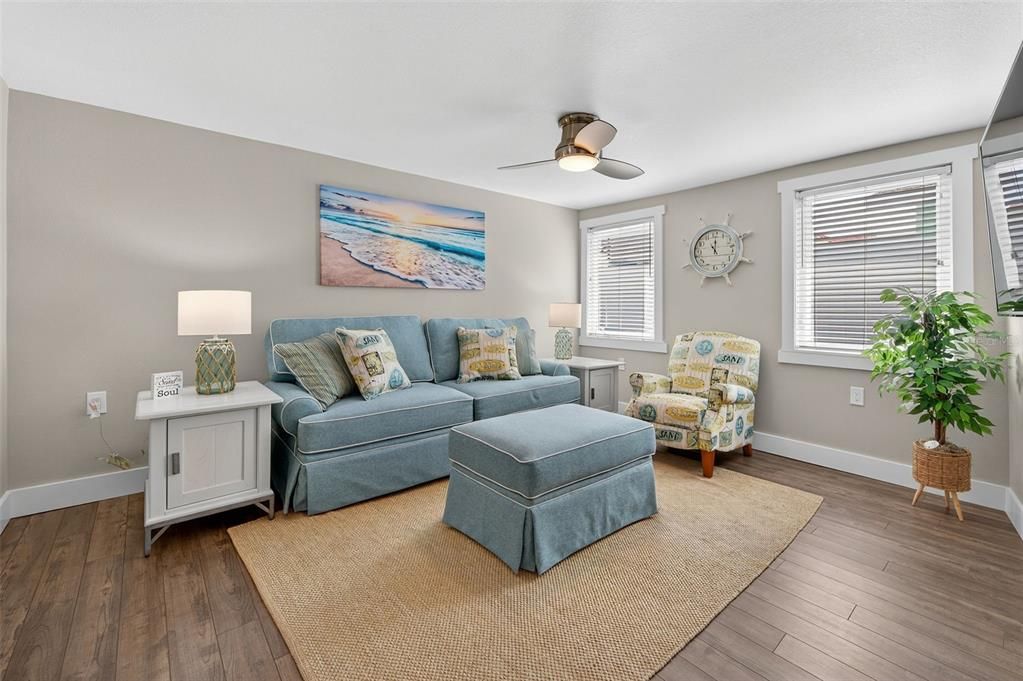 合同活跃: $1,049,900 (3 贝兹, 2 浴室, 1678 平方英尺)