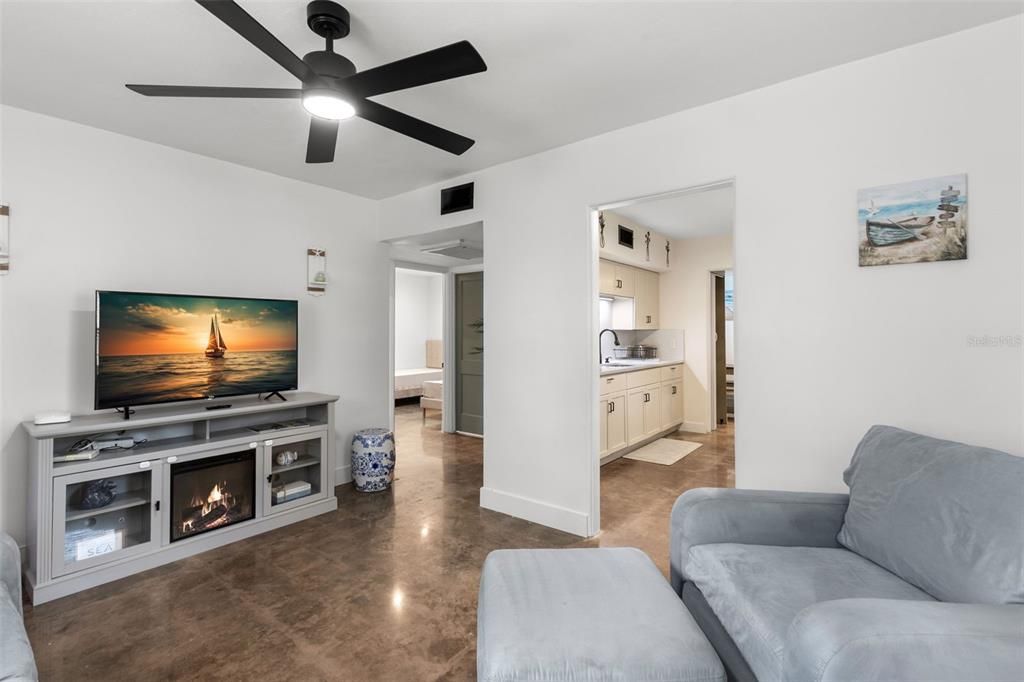 合同活跃: $2,150 (3 贝兹, 1 浴室, 1068 平方英尺)