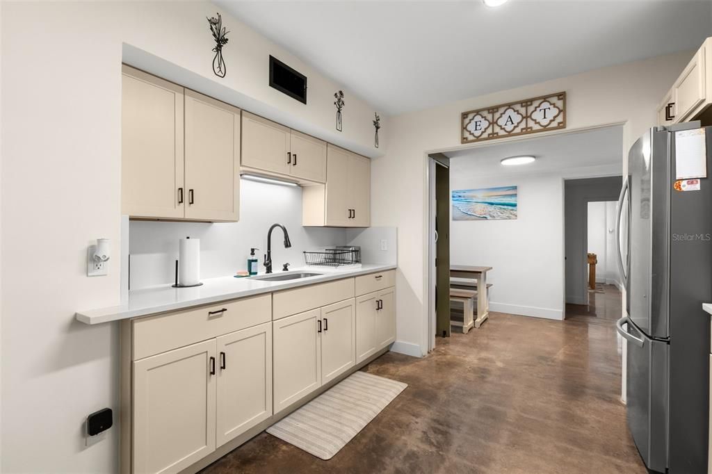 合同活跃: $2,150 (3 贝兹, 1 浴室, 1068 平方英尺)