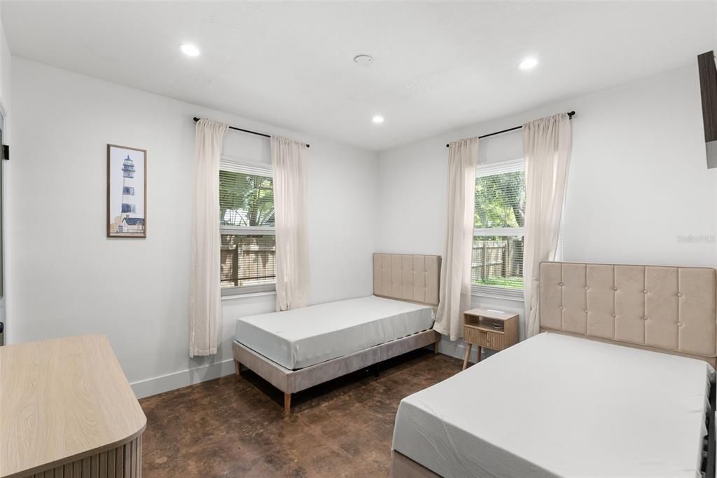 合同活跃: $2,150 (3 贝兹, 1 浴室, 1068 平方英尺)