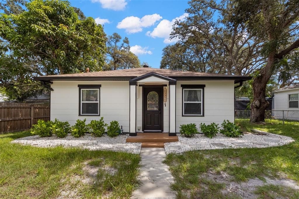 合同活跃: $2,150 (3 贝兹, 1 浴室, 1068 平方英尺)