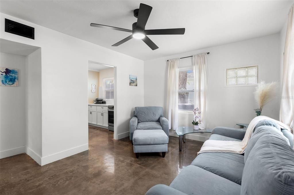 合同活跃: $2,150 (3 贝兹, 1 浴室, 1068 平方英尺)