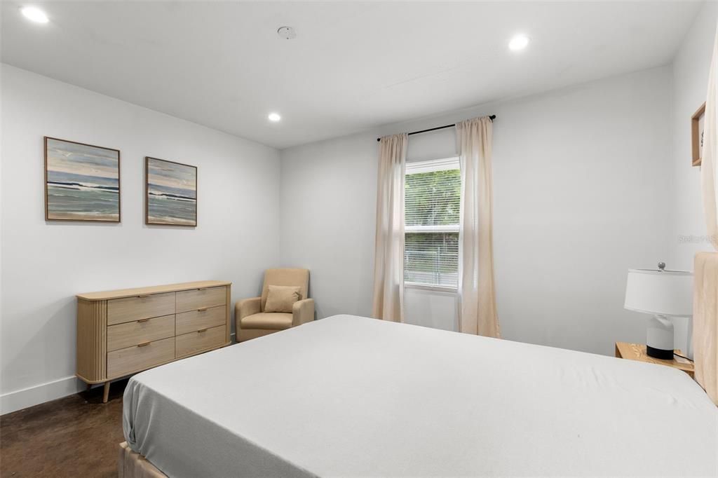 合同活跃: $2,150 (3 贝兹, 1 浴室, 1068 平方英尺)