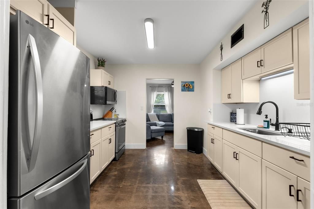 合同活跃: $2,150 (3 贝兹, 1 浴室, 1068 平方英尺)