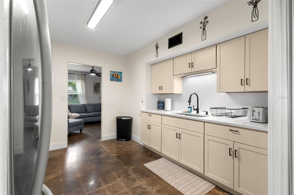 合同活跃: $2,150 (3 贝兹, 1 浴室, 1068 平方英尺)