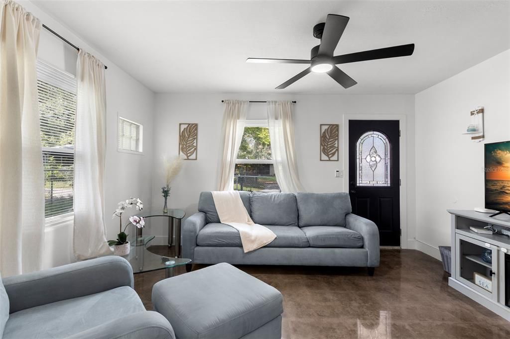 合同活跃: $2,150 (3 贝兹, 1 浴室, 1068 平方英尺)