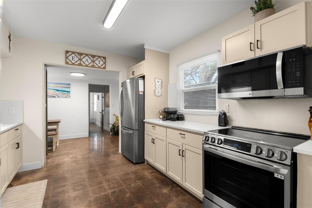 合同活跃: $2,150 (3 贝兹, 1 浴室, 1068 平方英尺)