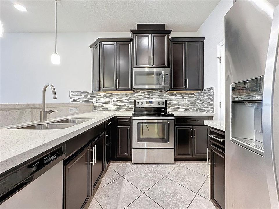 Activo con contrato: $2,299 (3 camas, 2 baños, 1528 Pies cuadrados)