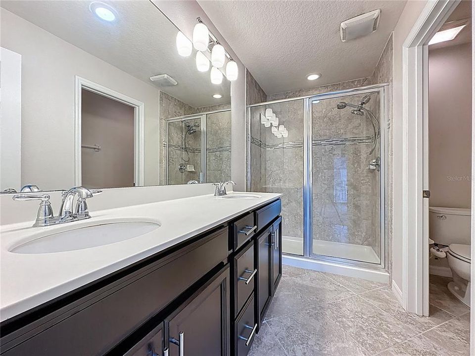 Activo con contrato: $2,299 (3 camas, 2 baños, 1528 Pies cuadrados)