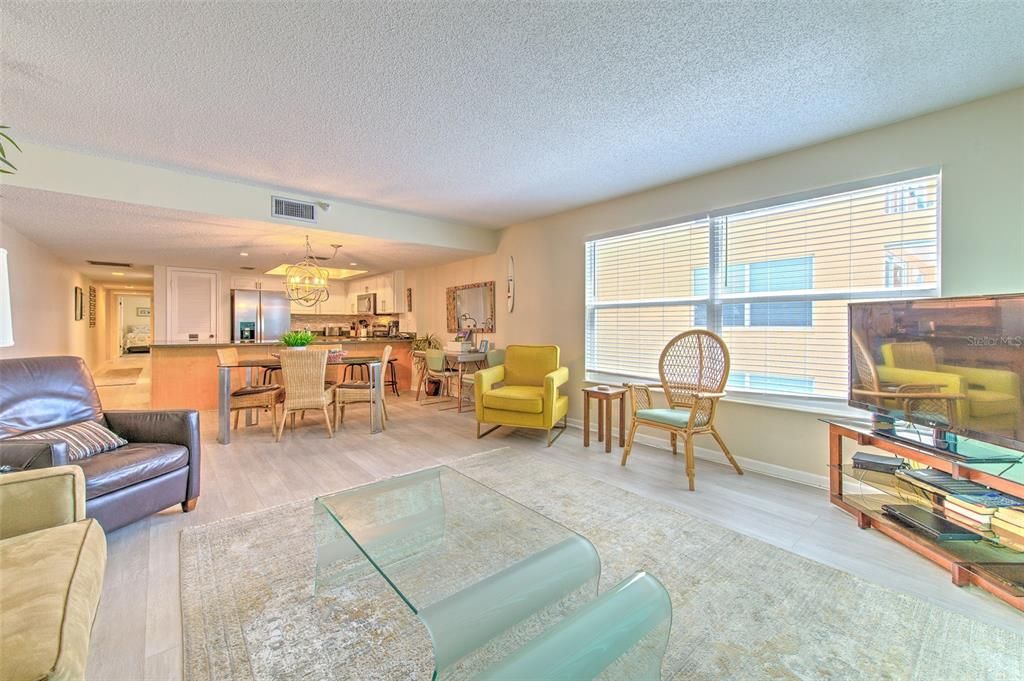 待售: $899,000 (2 贝兹, 2 浴室, 1205 平方英尺)