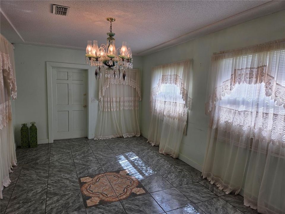 En Venta: $245,000 (3 camas, 2 baños, 2008 Pies cuadrados)