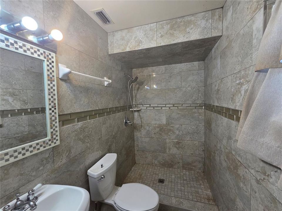 En Venta: $245,000 (3 camas, 2 baños, 2008 Pies cuadrados)