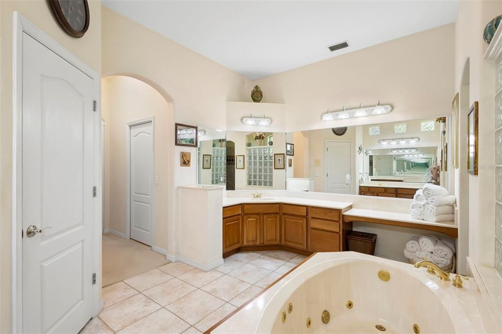 En Venta: $679,900 (4 camas, 3 baños, 2605 Pies cuadrados)