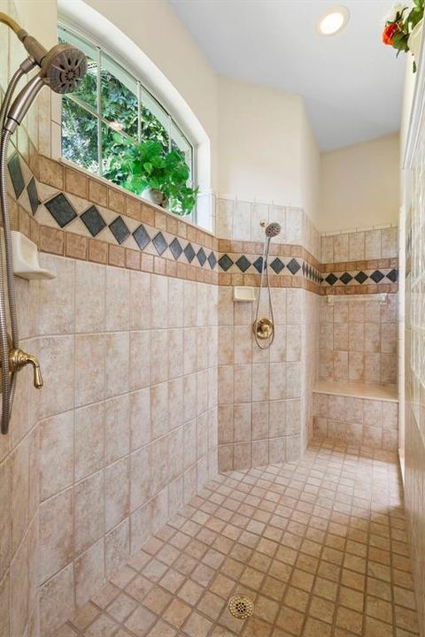 En Venta: $679,900 (4 camas, 3 baños, 2605 Pies cuadrados)