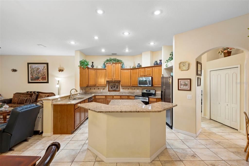 En Venta: $679,900 (4 camas, 3 baños, 2605 Pies cuadrados)