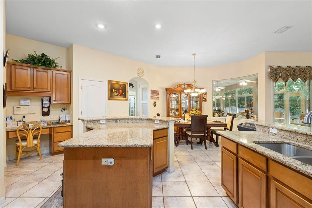 En Venta: $679,900 (4 camas, 3 baños, 2605 Pies cuadrados)