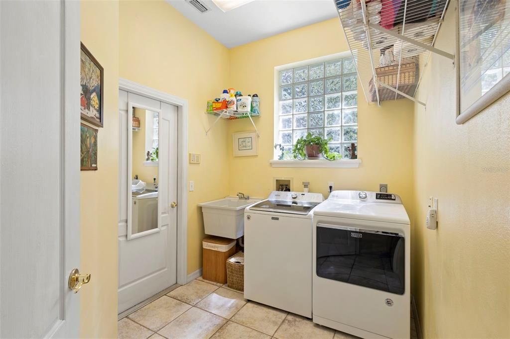 En Venta: $679,900 (4 camas, 3 baños, 2605 Pies cuadrados)