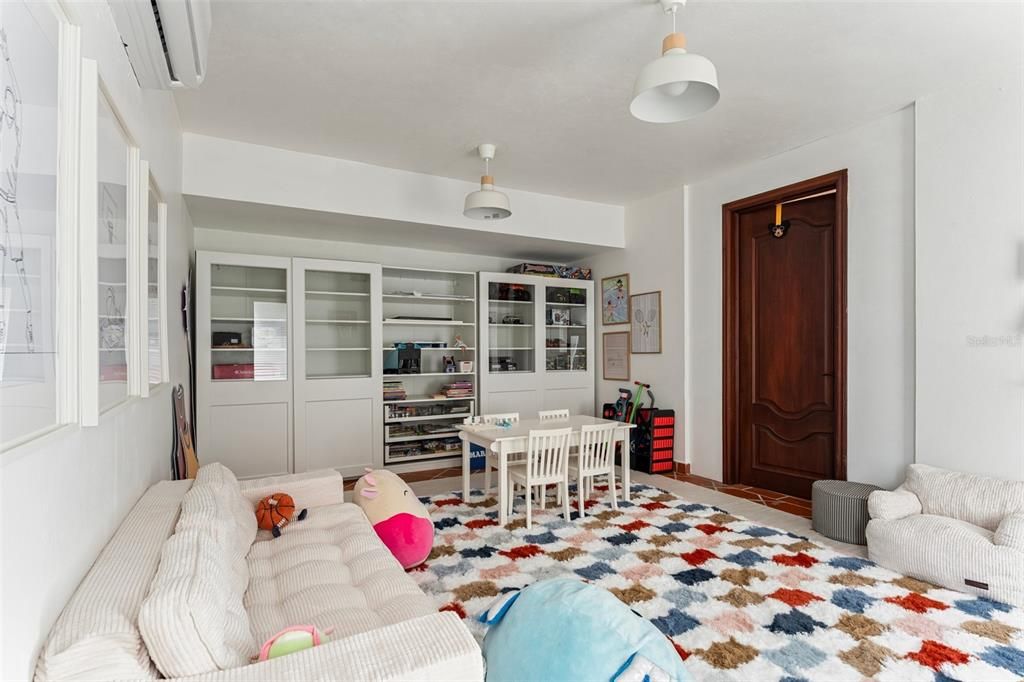 Active With Contract: $1,900,000 (6 beds, 5 baths, 3861 Square Feet)