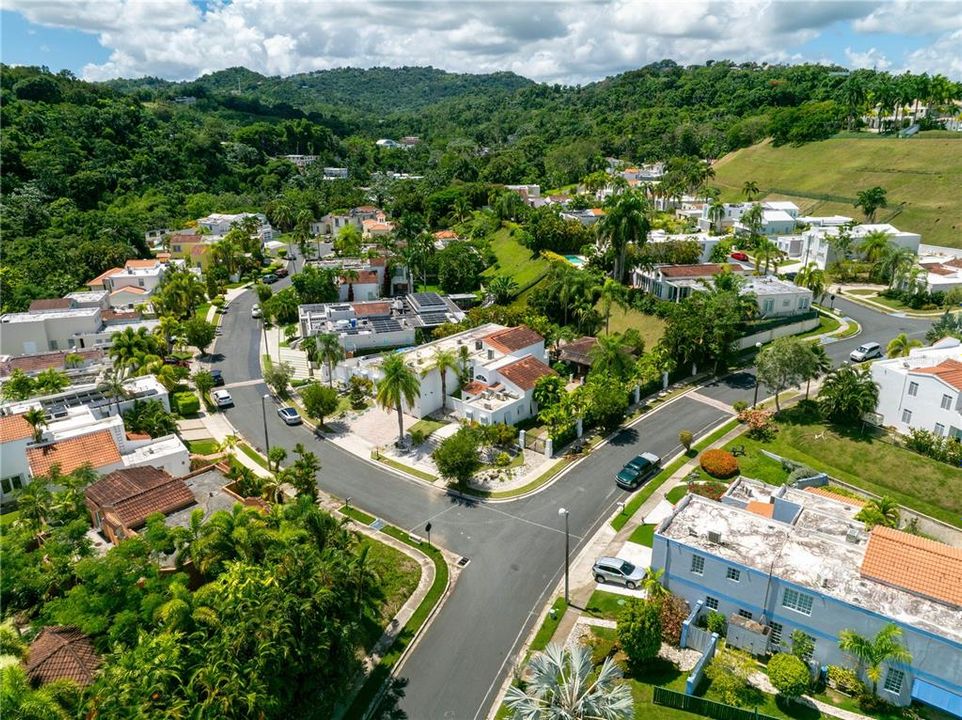 Active With Contract: $1,900,000 (6 beds, 5 baths, 3861 Square Feet)