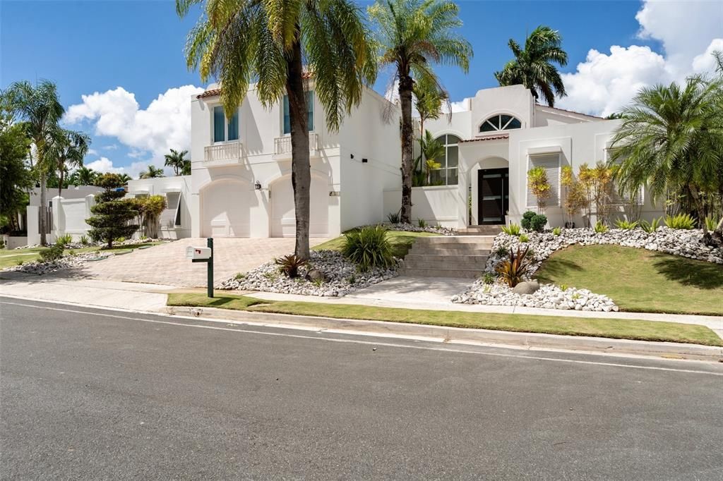 Active With Contract: $1,900,000 (6 beds, 5 baths, 3861 Square Feet)