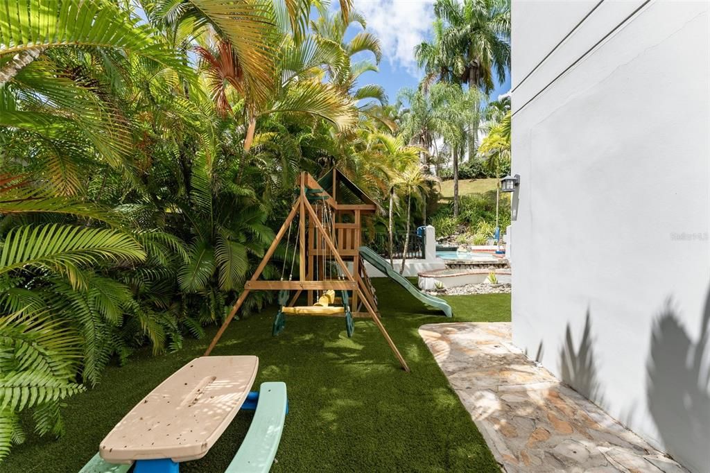 Active With Contract: $1,900,000 (6 beds, 5 baths, 3861 Square Feet)