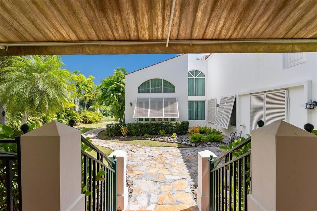 Active With Contract: $1,900,000 (6 beds, 5 baths, 3861 Square Feet)