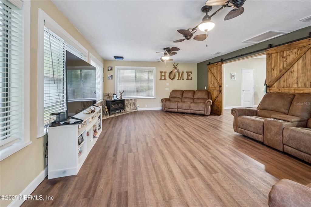 На продажу: $449,900 (3 спален, 2 ванн, 2237 Квадратных фут)