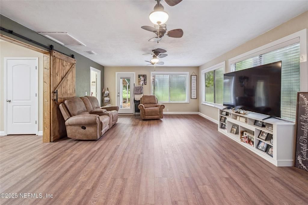 На продажу: $449,900 (3 спален, 2 ванн, 2237 Квадратных фут)