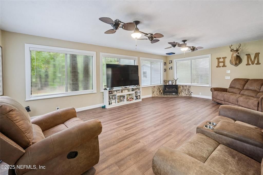 На продажу: $449,900 (3 спален, 2 ванн, 2237 Квадратных фут)