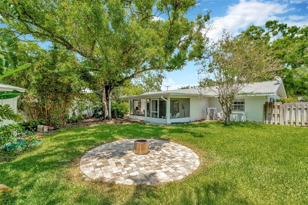 Под контрактом: $1,050,000 (3 спален, 2 ванн, 2122 Квадратных фут)