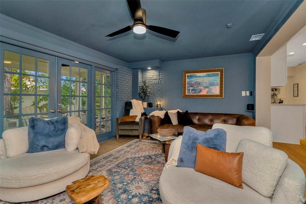 Под контрактом: $1,050,000 (3 спален, 2 ванн, 2122 Квадратных фут)