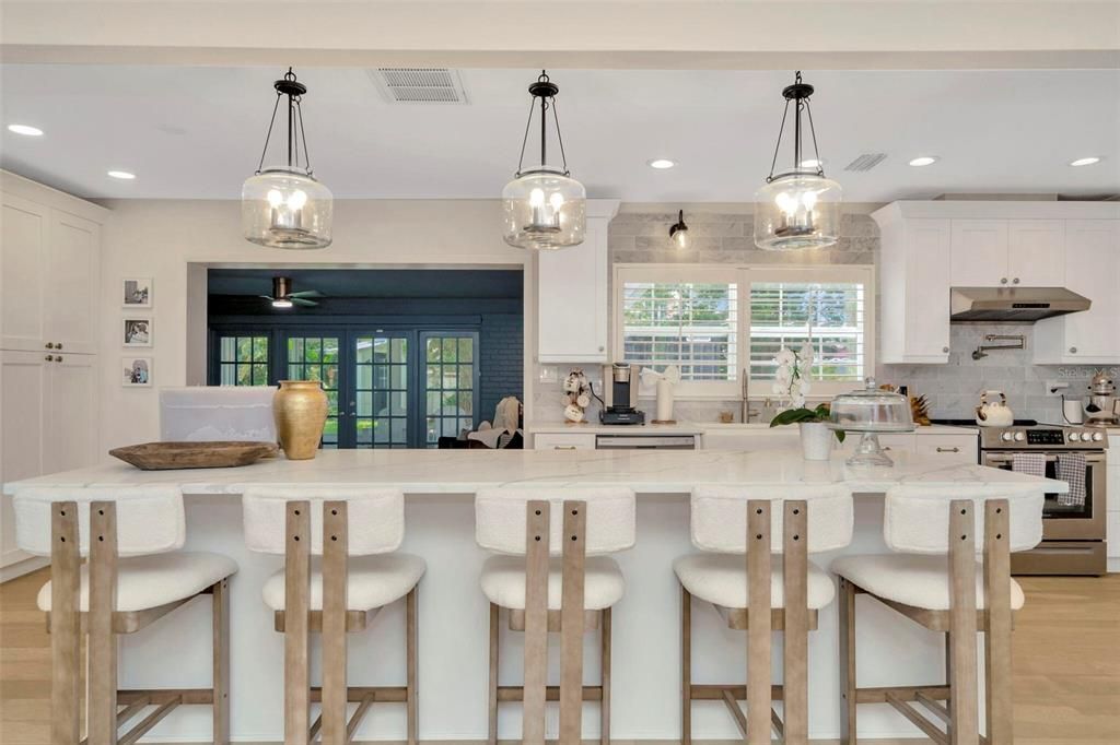 Под контрактом: $1,050,000 (3 спален, 2 ванн, 2122 Квадратных фут)