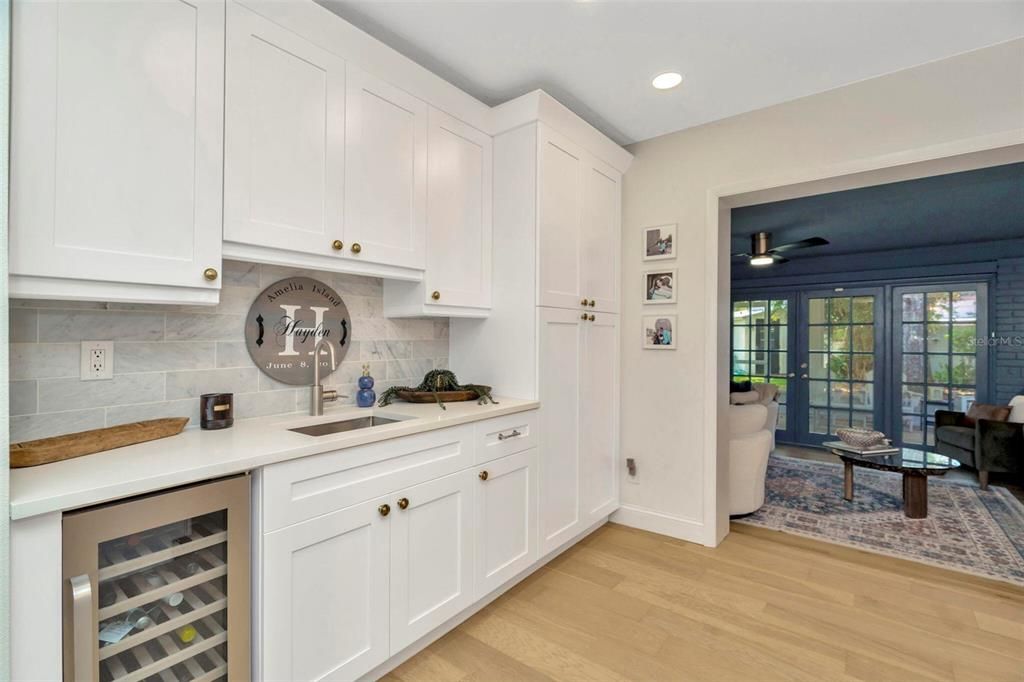 Под контрактом: $1,050,000 (3 спален, 2 ванн, 2122 Квадратных фут)