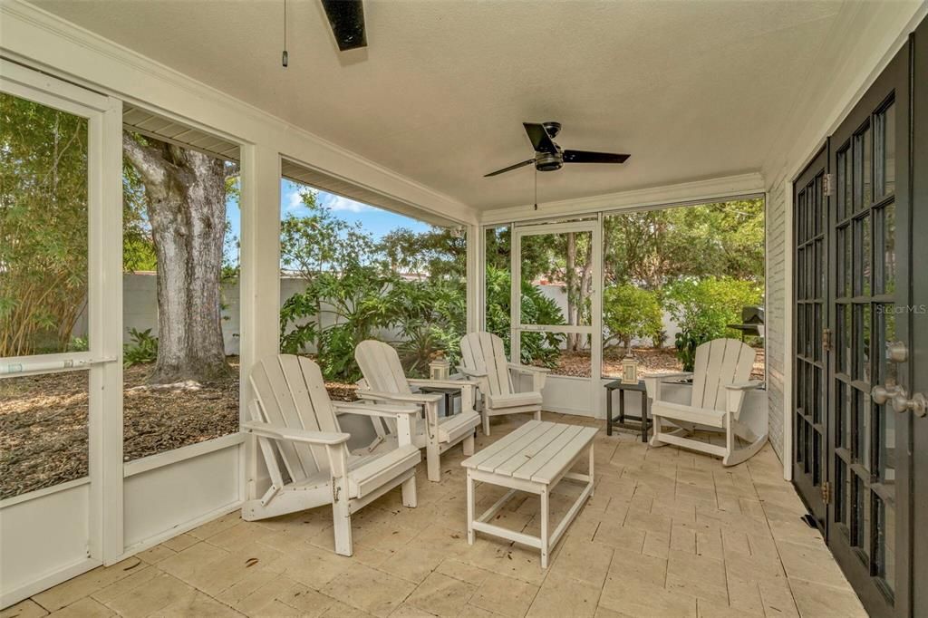 Под контрактом: $1,050,000 (3 спален, 2 ванн, 2122 Квадратных фут)