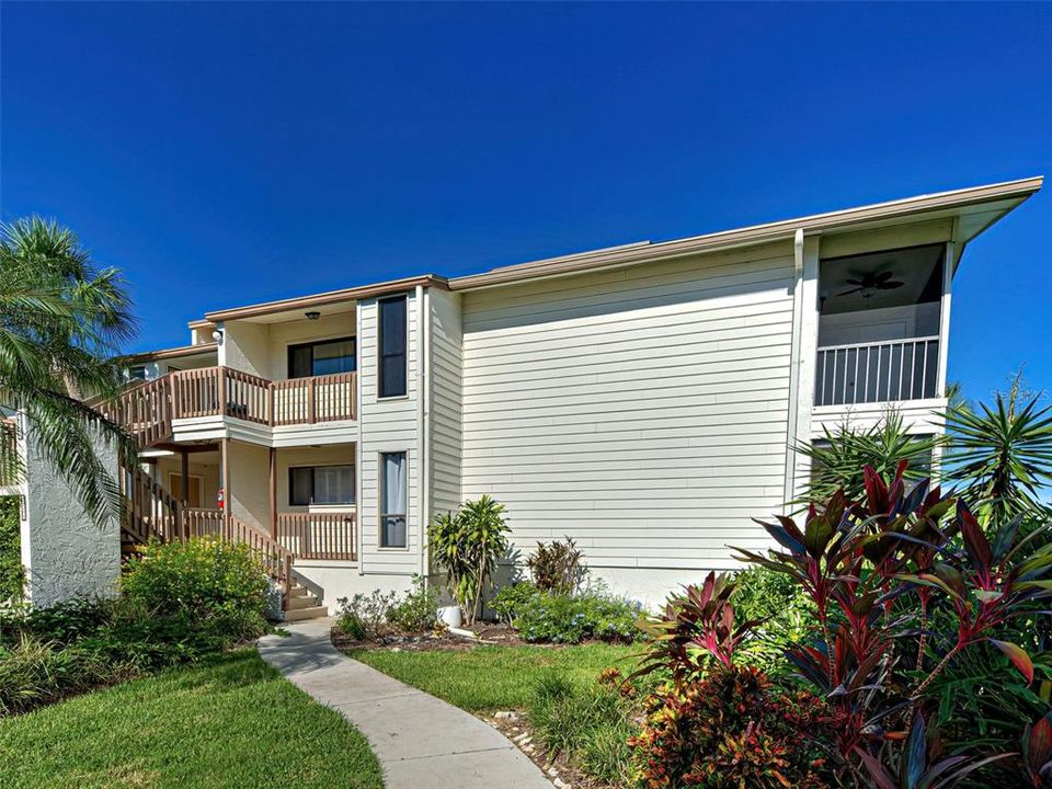 Active With Contract: $310,700 (2 beds, 2 baths, 1215 Square Feet)