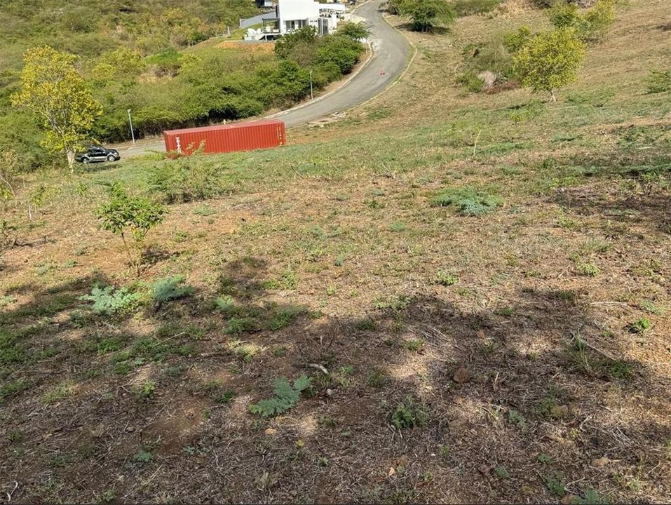 待售: $325,000 (0.68 acres)