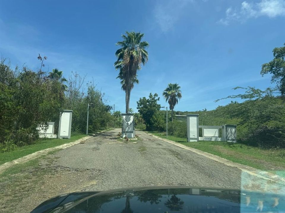 待售: $325,000 (0.68 acres)