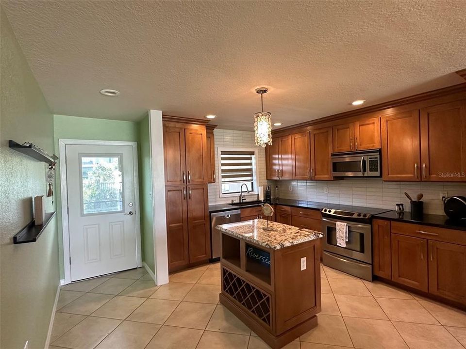 For Rent: $3,600 (2 beds, 2 baths, 1030 Square Feet)