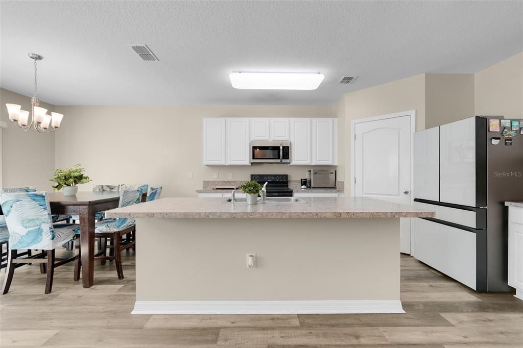 Под контрактом: $435,000 (5 спален, 3 ванн, 2674 Квадратных фут)